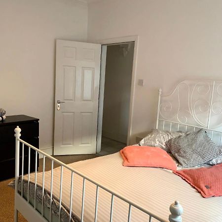 Beautiful Home, 3 Bedroom House Near Alton Towers, Wedgwood Museum, Universities นิวคาสเซิล-อันเดอร์-ไลม์ ภายนอก รูปภาพ