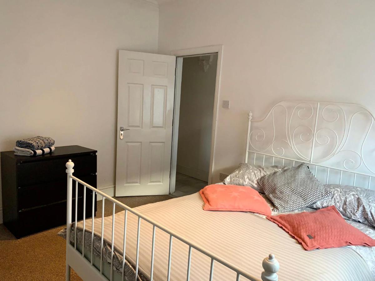Beautiful Home, 3 Bedroom House Near Alton Towers, Wedgwood Museum, Universities นิวคาสเซิล-อันเดอร์-ไลม์ ภายนอก รูปภาพ