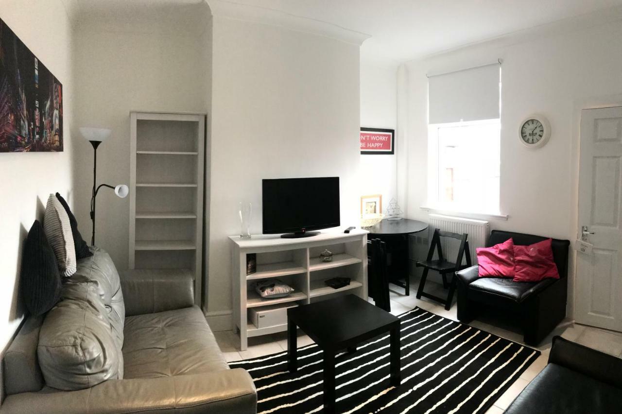 Beautiful Home, 3 Bedroom House Near Alton Towers, Wedgwood Museum, Universities นิวคาสเซิล-อันเดอร์-ไลม์ ภายนอก รูปภาพ